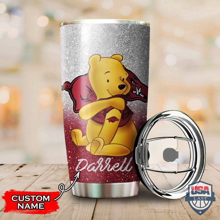 Cmo21Nq8-T240122-163xxxArkansas-Razorbacks-Winnie-the-Pooh-Custom-Name-Tumbler-1.jpg