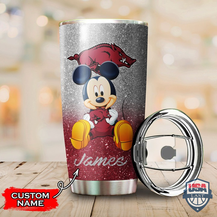 D3gXqiMJ-T240122-160xxxMickey-Mouse-Hug-Arkansas-Razorbacks-Custom-Name-Tumbler-1.jpg