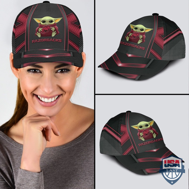 Es2Ti4bo-T240122-137xxxArkansas-Razorbacks-And-Baby-Yoda-Classic-Cap-3.jpg