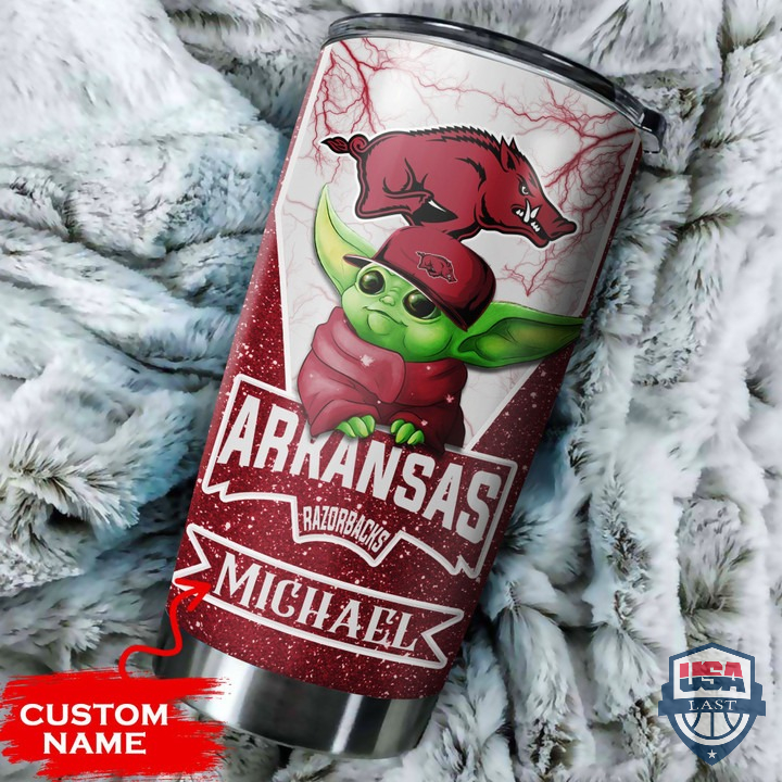 QZZn3CcJ-T240122-162xxxBaby-Yoda-With-Arkansas-Razorbacks-Hat-Custom-Name-Tumbler-2.jpg