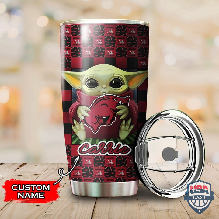 SCqOHabn-T240122-159xxxBaby-Yoda-Love-Arkansas-Razorbacks-Custom-Name-Tumbler-1.jpg