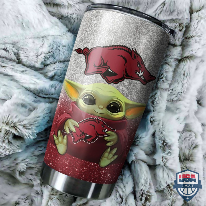 TkyPwSuy-T240122-172xxxBaby-Yoda-Hug-Arkansas-Razorbacks-Stainless-Tumbler-2.jpg