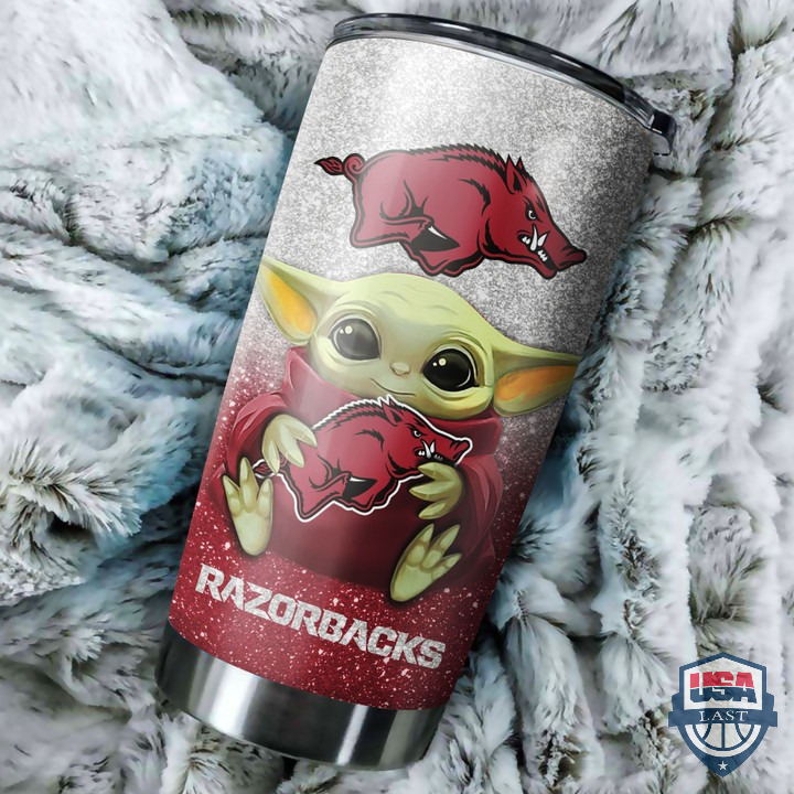 Xf1G1GTo-T240122-161xxxPersonalized-NCAA-Arkansas-Razorbacks-Baby-Yoda-Tumbler-2.jpg