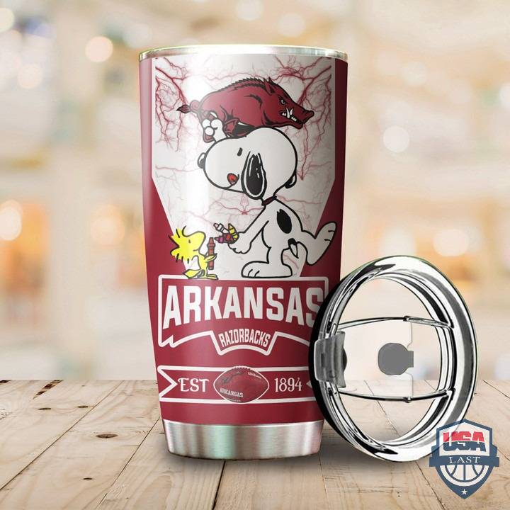 dO3XVcxk-T240122-169xxxNCAA-Arkansas-Razorbacks-And-Snoopy-Tumbler-1.jpg