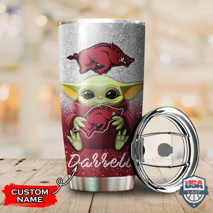 vru7UHei-T240122-161xxxPersonalized-NCAA-Arkansas-Razorbacks-Baby-Yoda-Tumbler-1.jpg