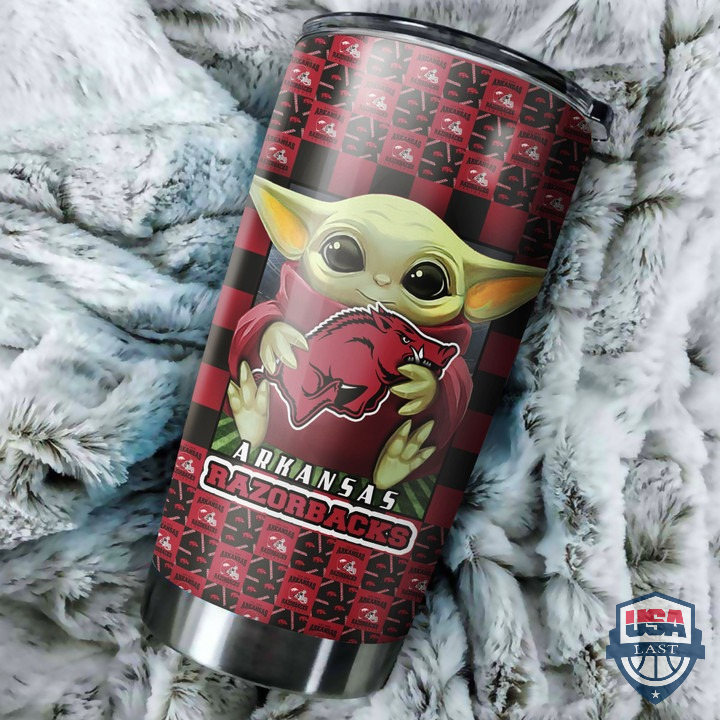 xxT3Fbzd-T240122-159xxxBaby-Yoda-Love-Arkansas-Razorbacks-Custom-Name-Tumbler-2.jpg