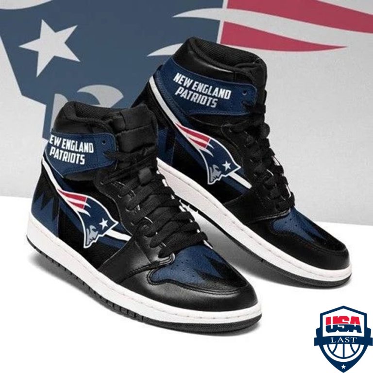 9SQpFP4C-TH060422-56xxxNew-England-Patriots-NFL-ver-3-Air-Jordan-High-Top-Sneaker-Shoes2.jpg