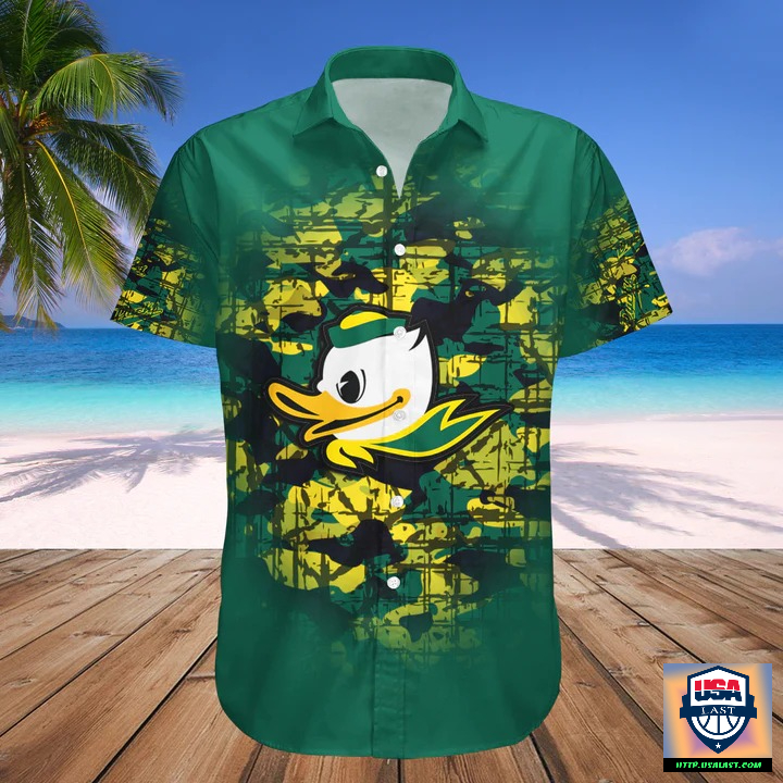 HcKExXX0-T210622-40xxxOregon-Ducks-Camouflage-Vintage-Hawaiian-Shirt-1.jpg