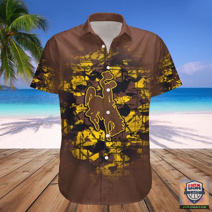 pmIrSQ4M-T180622-22xxxWyoming-Cowboys-Camouflage-Vintage-Hawaiian-Shirt-1.jpg